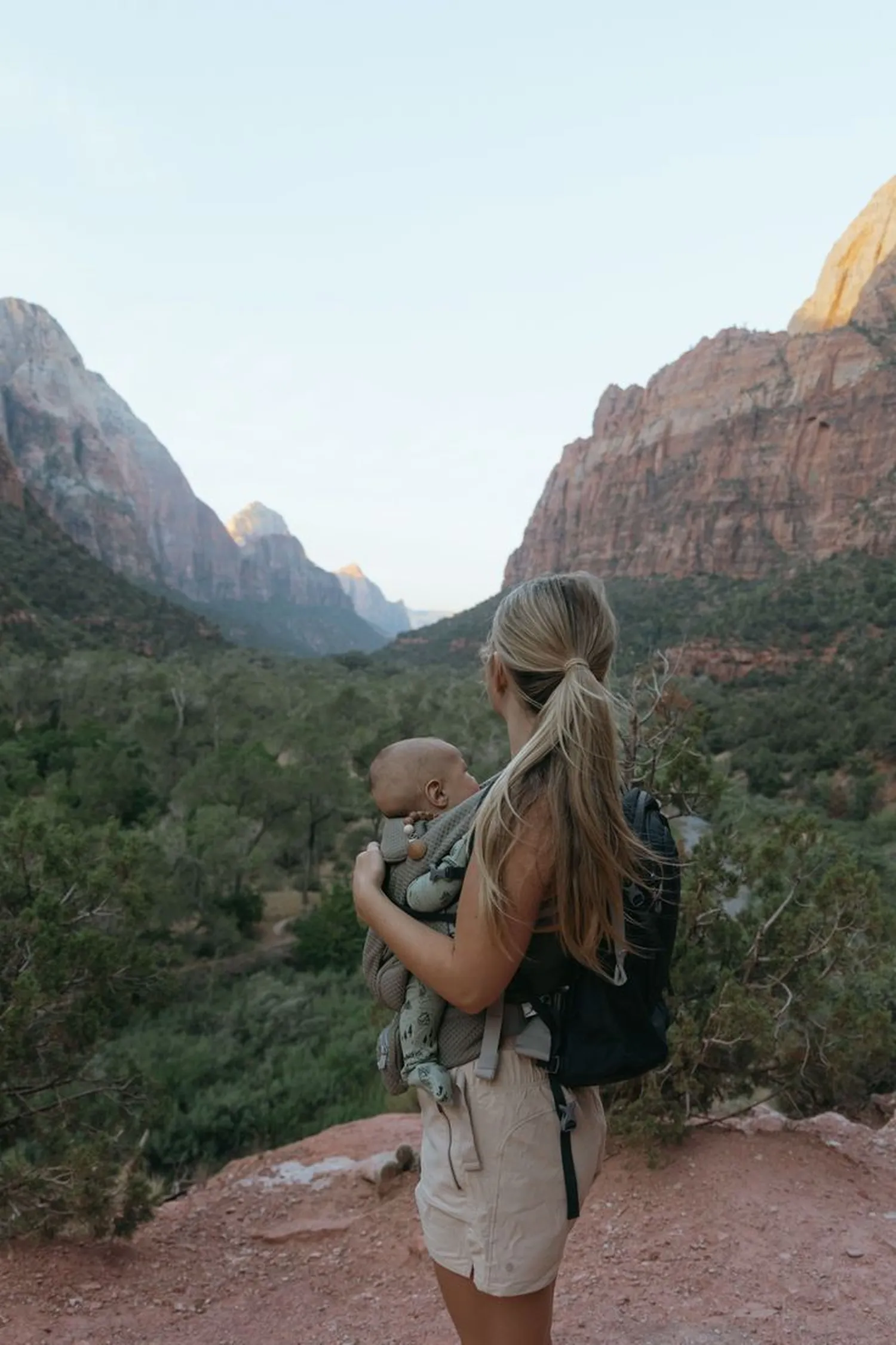Mamma in viaggio con il bambino nel marsupio